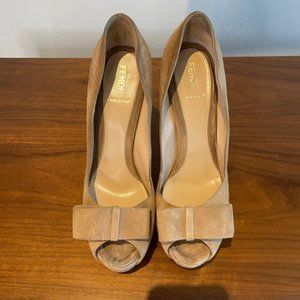 Fendi Spuntata Camoscio Bow Pump
